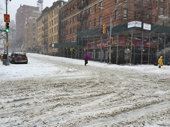 Straße im Schnee in New York 2016