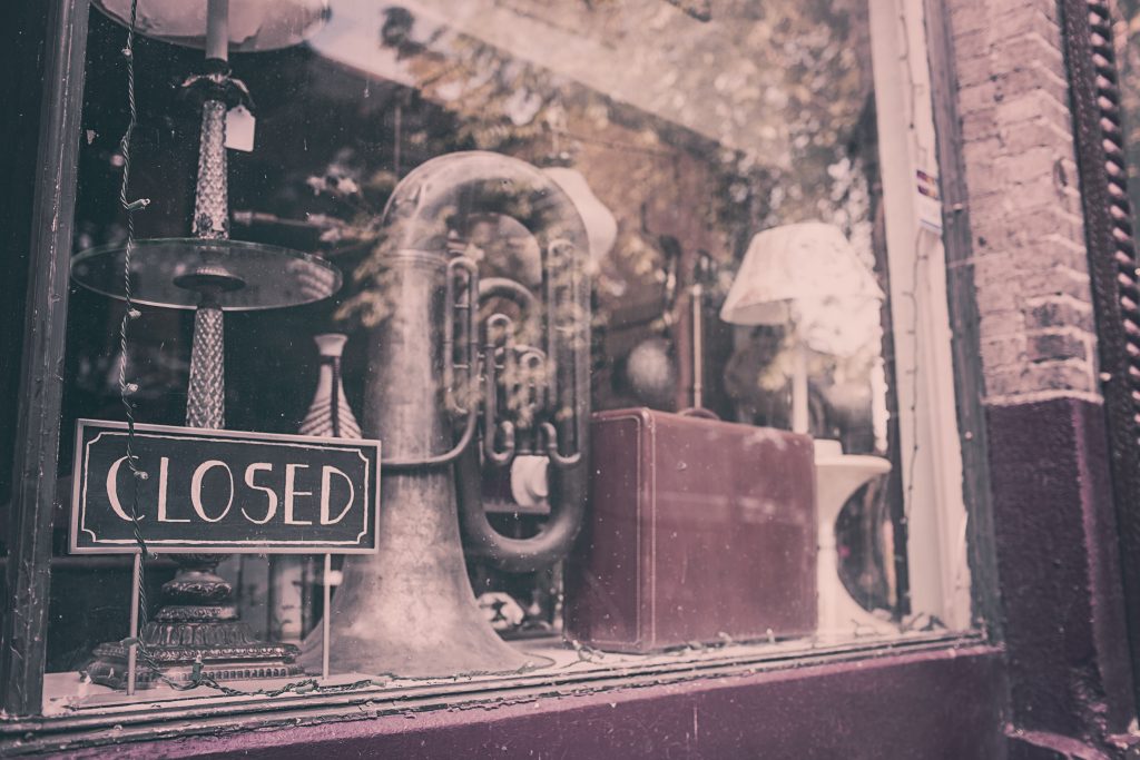 Closed - New Yorker Schaufenster mit einem "Geschlossen" Schild und einer Tuba