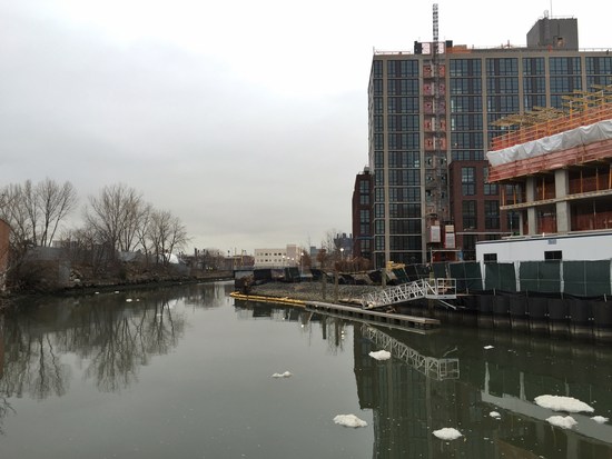 Gowanus Canal mit Wasserverschmutzung