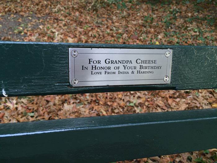 Grandpa Cheese Central Park Bank Schild