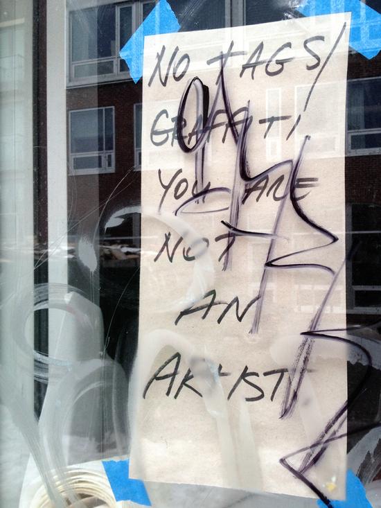 Schild: Keine Tags, kein Graffiti. Du bist kein Künstler.