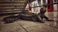 Gullikrokodil von Tom Otterness New York