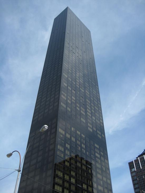Wolkenkratzer ohne Nebel: Trump World Tower in Midtown