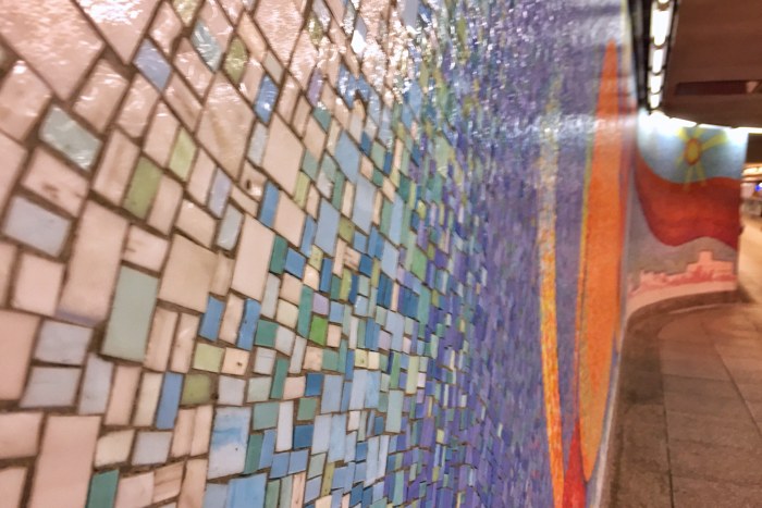 U-Bahn-Kunst Court Square Streaming von Elizabeth Murray