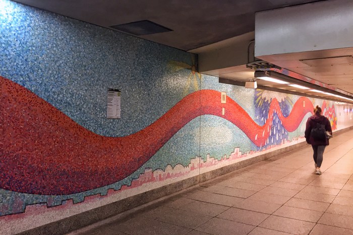 U-Bahn-Kunst Court Square Streaming von Elizabeth Murray